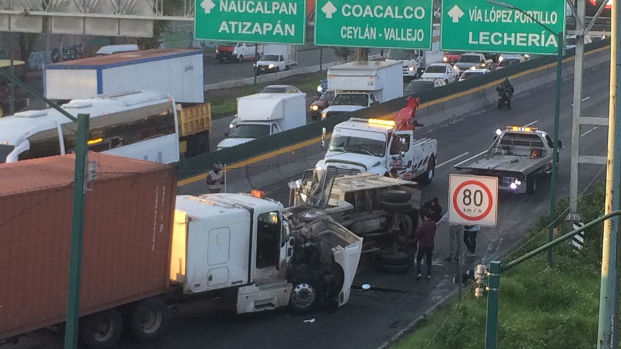 Accidente afecta carriles centrales de autopista México Querétaro