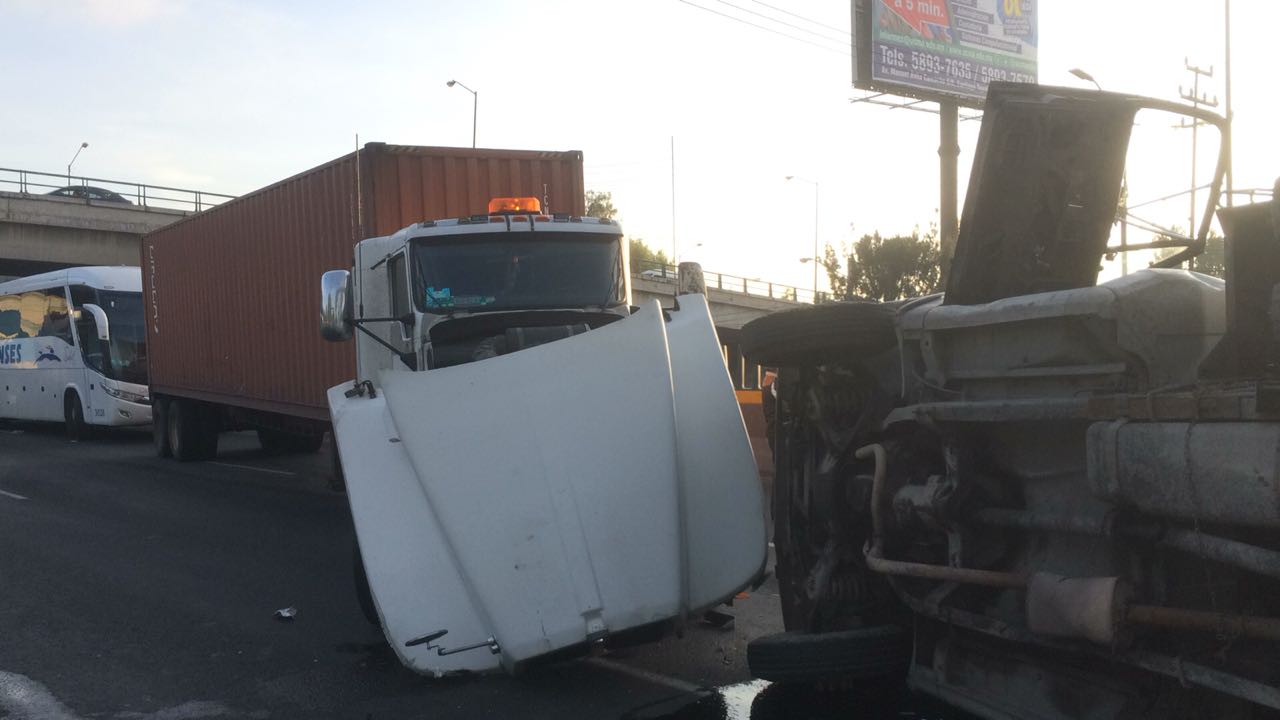 Accidente afecta carriles centrales de autopista México Querétaro