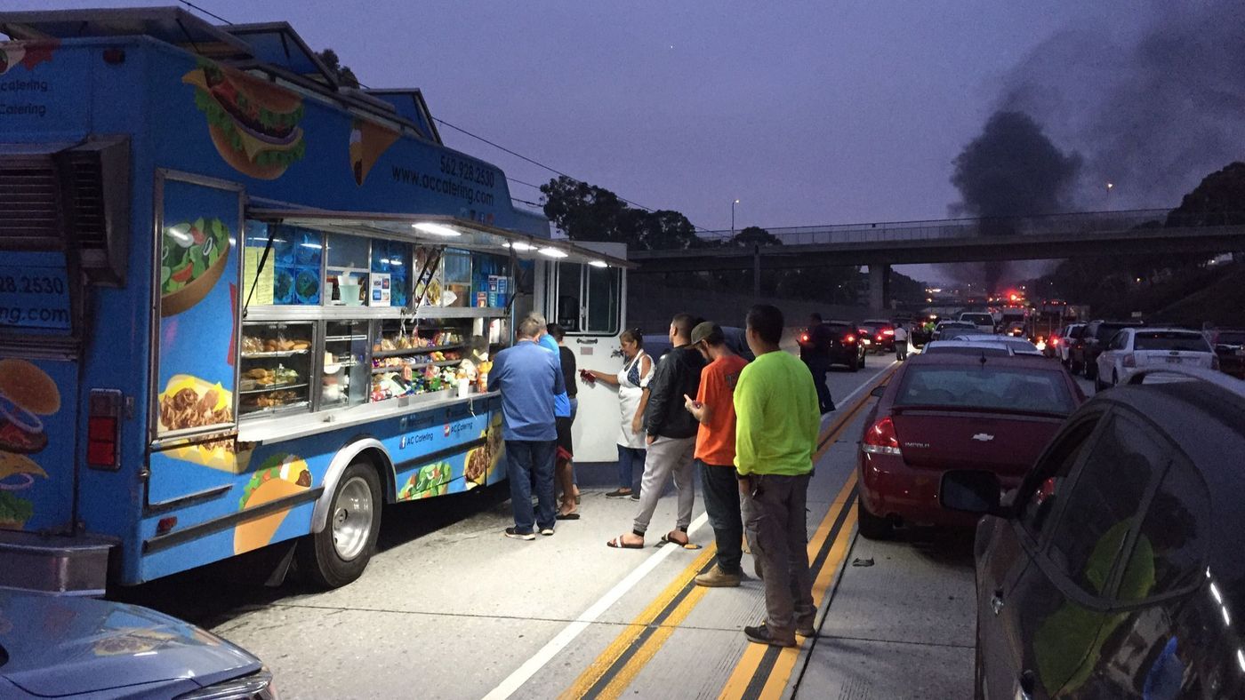 Accidente colapsa autopista y conductores se bajan a comer en Food Truck