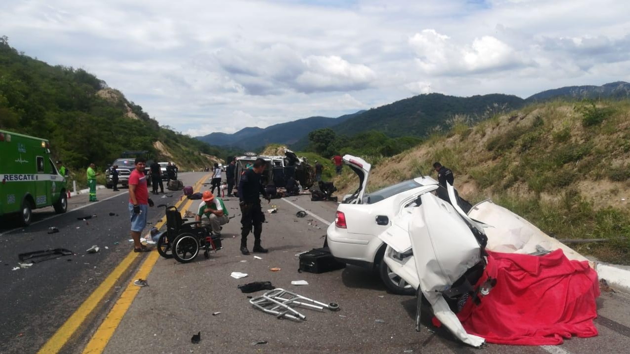 Chocan auto y patrulla en Michoacán; hay cinco muertos