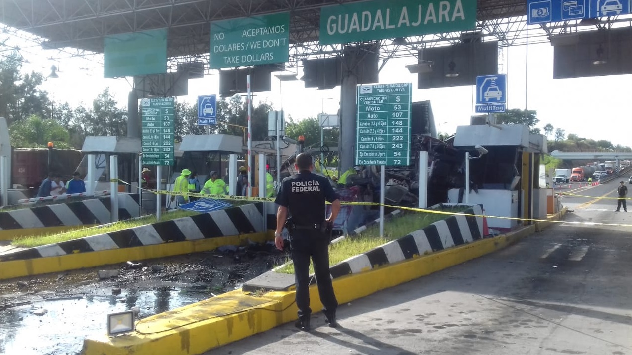 Tráiler se impacta en caseta de cobro en autopista Guadalajara-Tepic