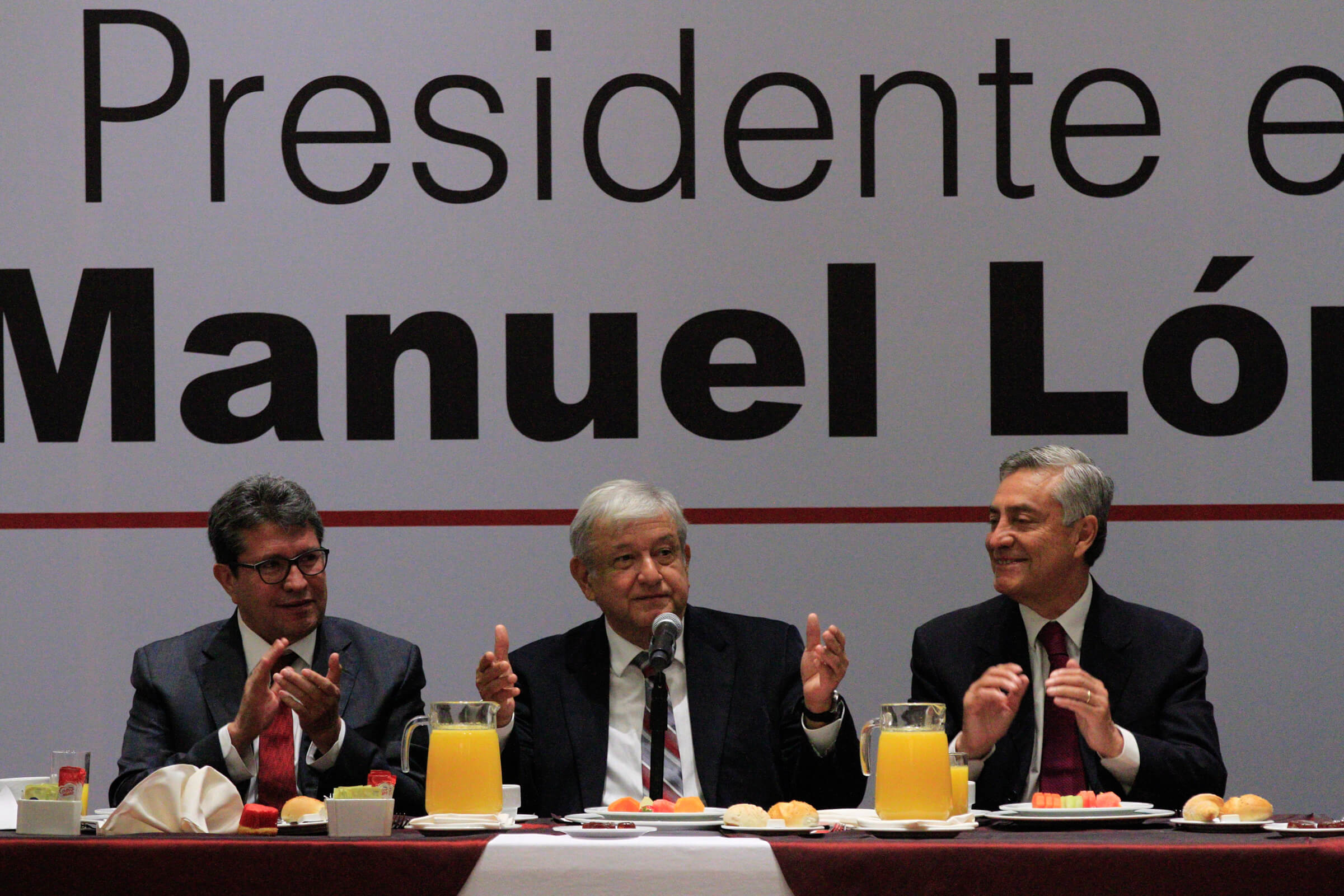 AMLO se reúne con senadores electos de Morena, PT y PES