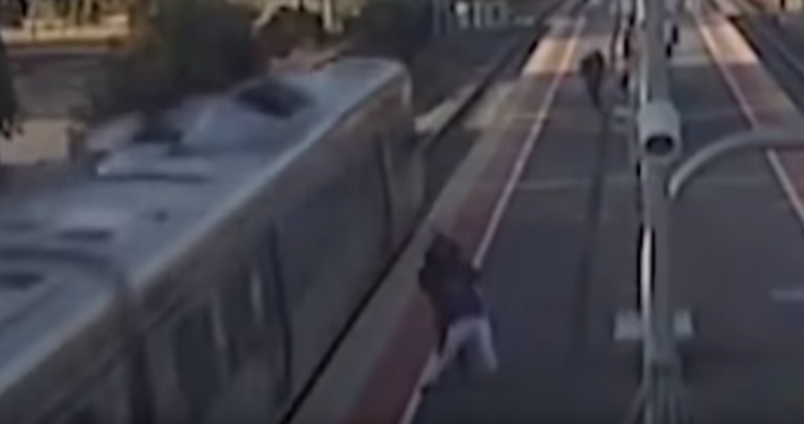Video: Arroja novia vías del tren