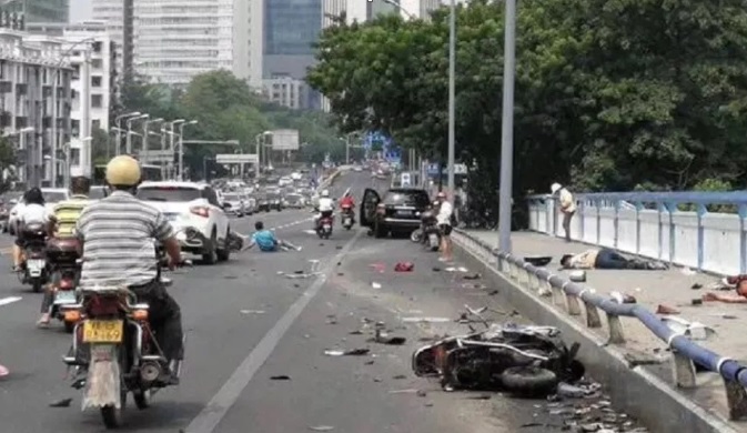 Hombre arrolla a motociclistas y apuñala a peatones en China