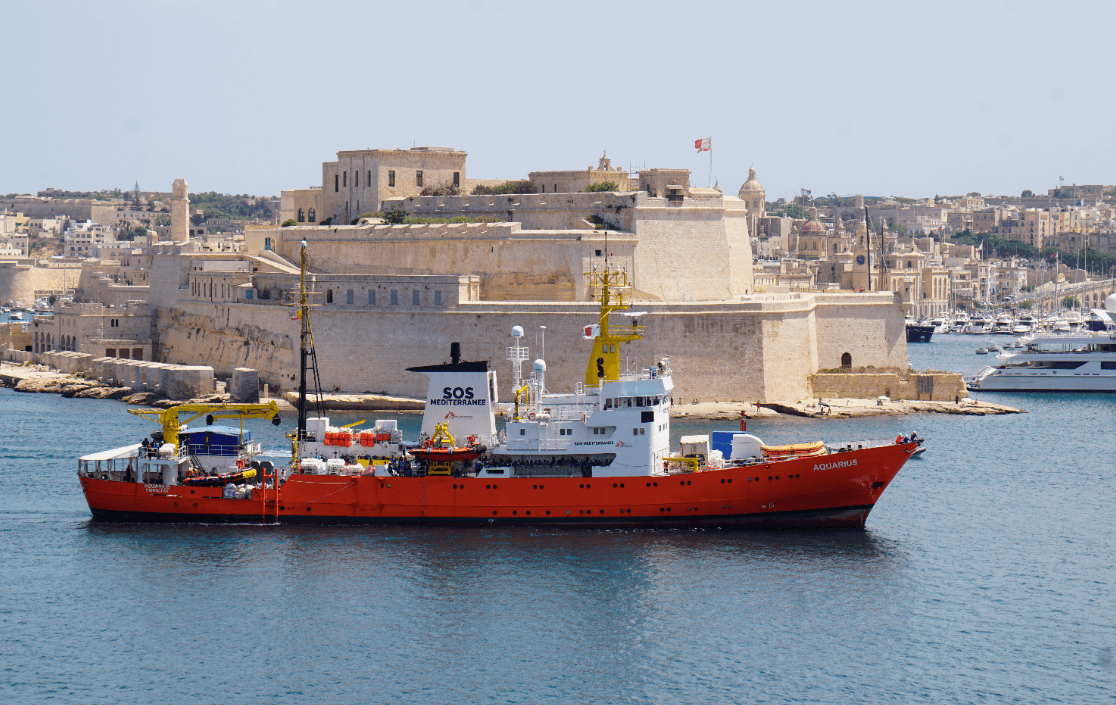 Barco Aquarius llega a Malta, con 141 inmigrantes a bordo. (AP) 