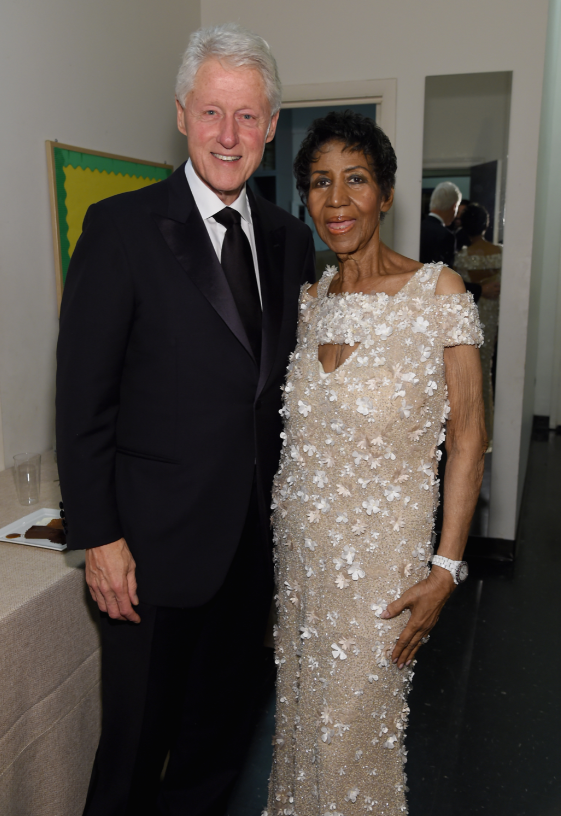 Bill Clinton y Aretha Franklin en 2017. (Getty Images)