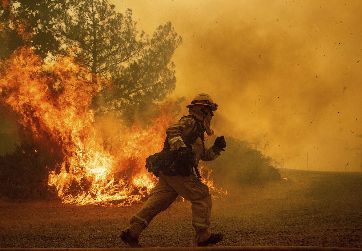 California combate incendios forestales; suman ocho muertos