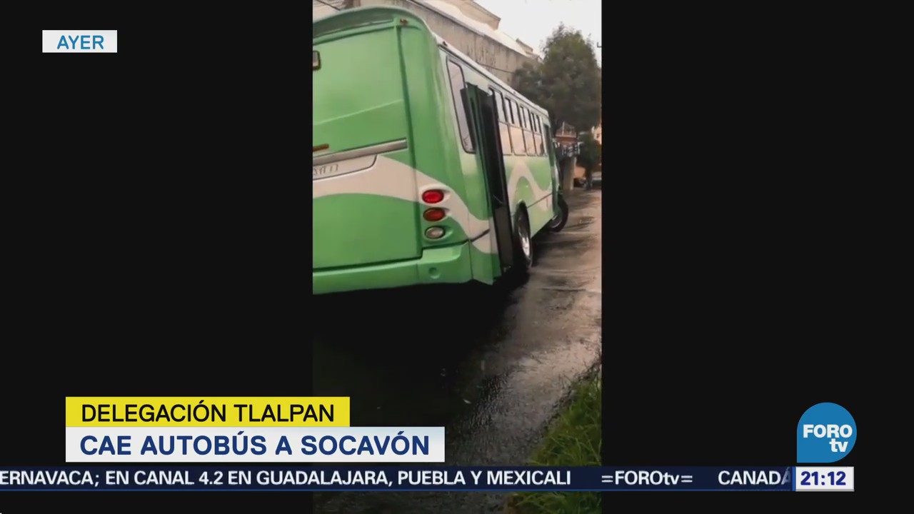 Cae autobús a un socavón en la delegación Tlalpan