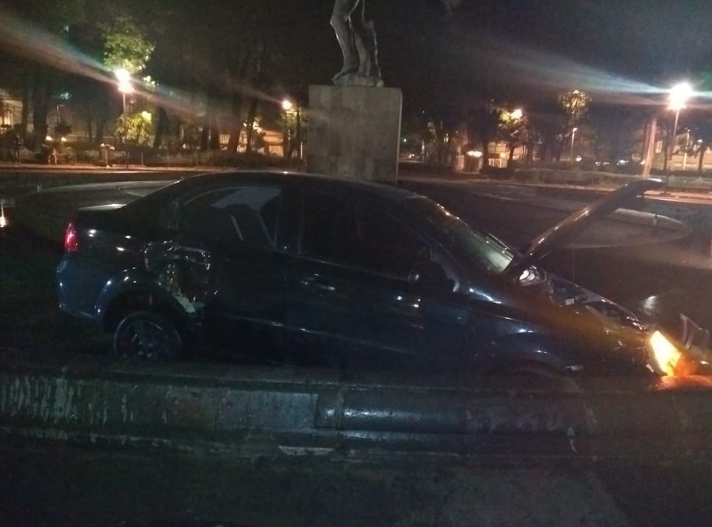 Auto cae a fuente de la Roma, CDMX