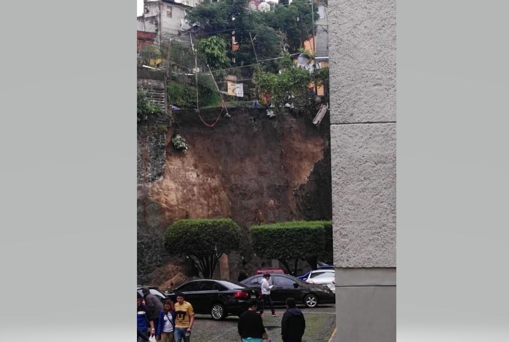 Caída de barda perimetral en Tlalpan afecta a vehículos en unidad habitacional