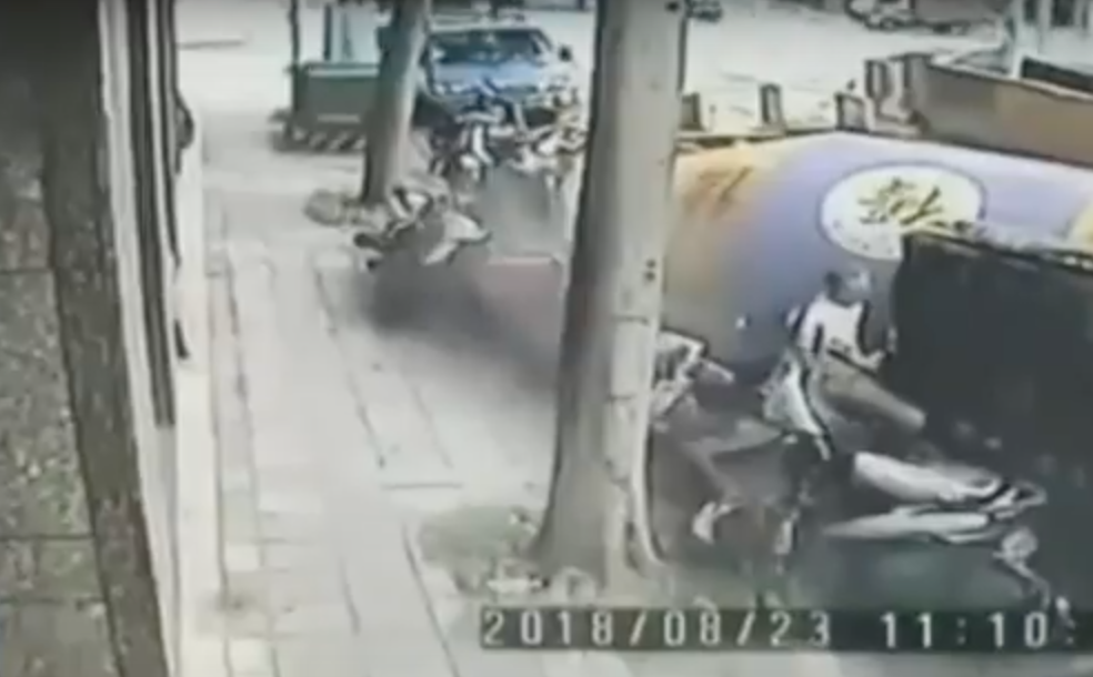 video-camion-casi-atropella-hombre-taiwan-taipei