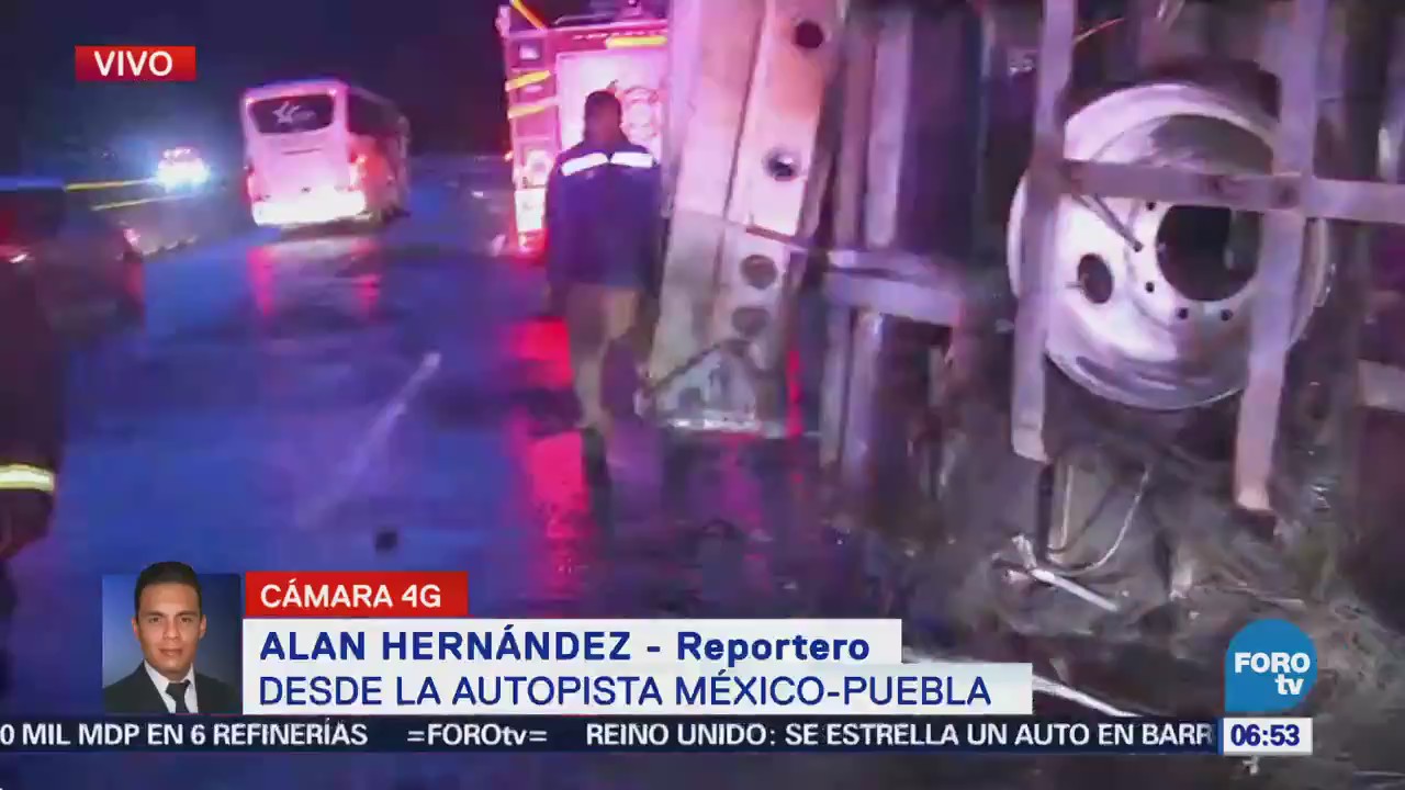 Camión de carga vuelca en la autopista México-Puebla