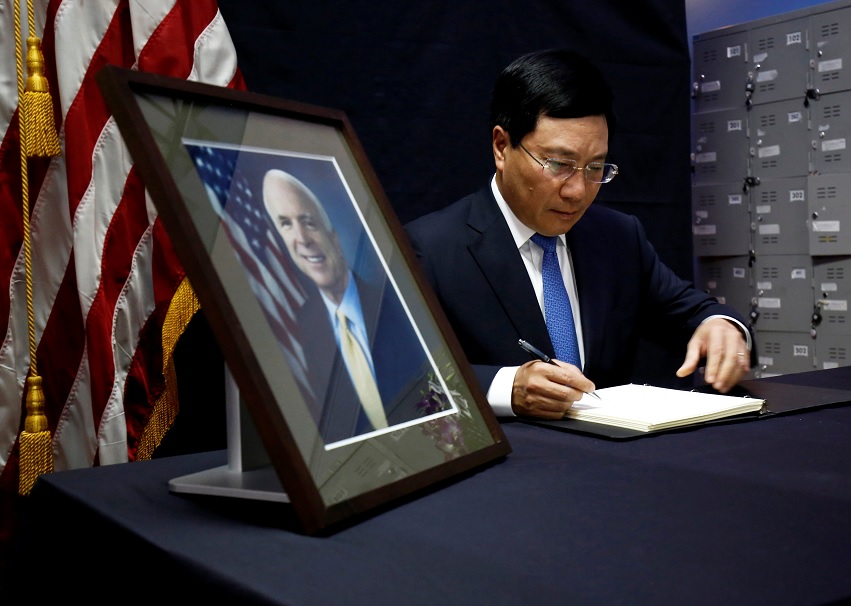 Vietnam rinde homenaje póstumo a John McCain