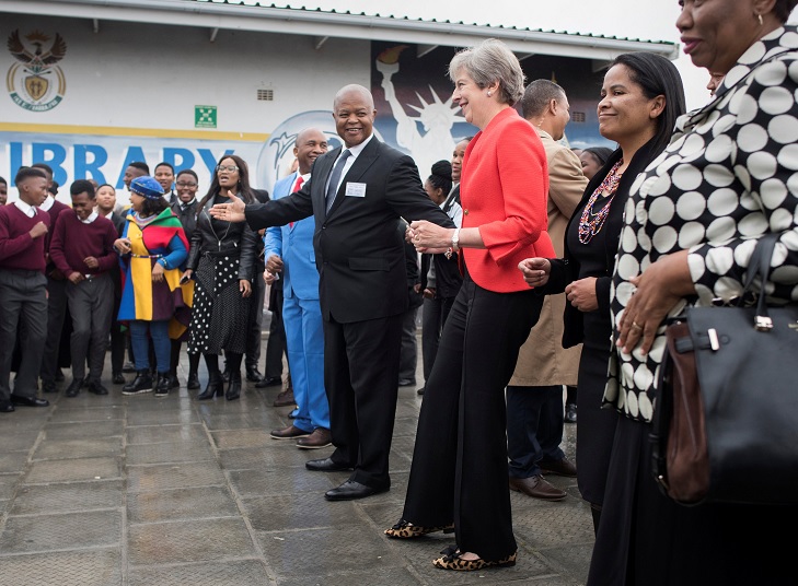 Theresa May baila con alumnos de una escuela en Sudáfrica