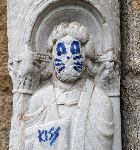 Pintan rostro de integrante de Kiss sobre escultura