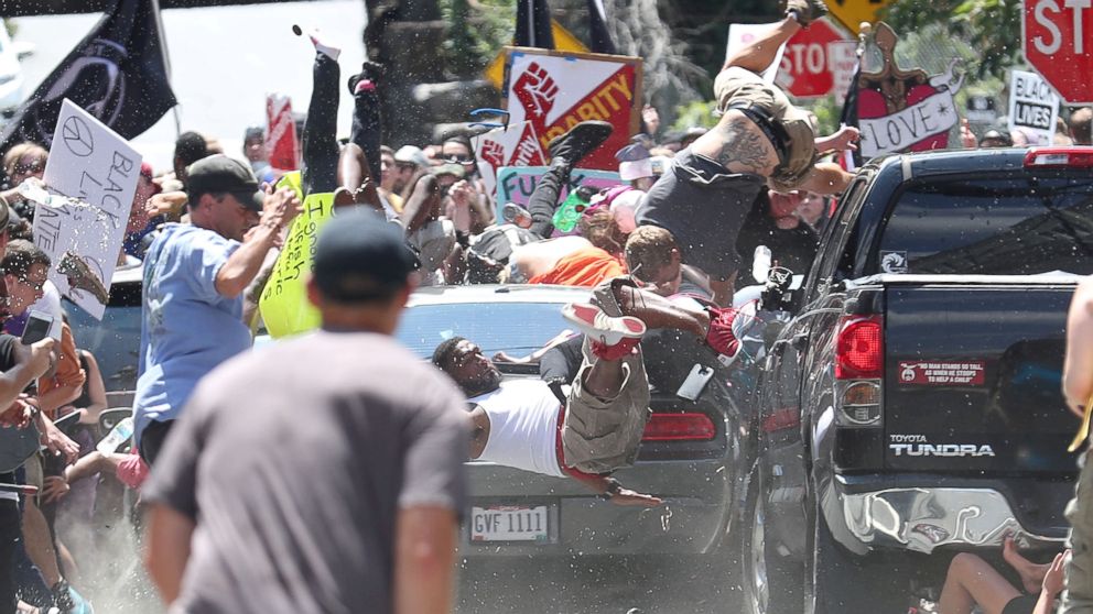 Charlottesville en estado de emergencia por marchas neonazis