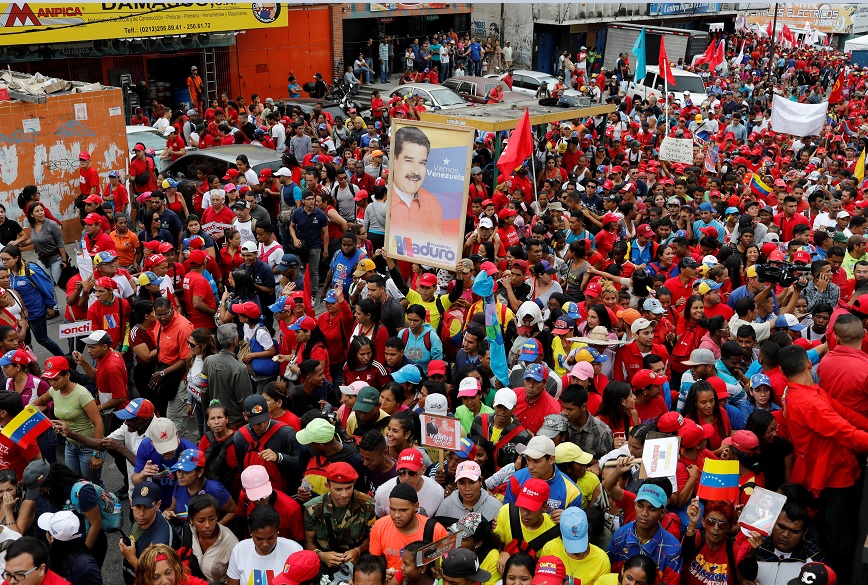 Chavista marchan en Caracas en rechazo a atentado a Maduro