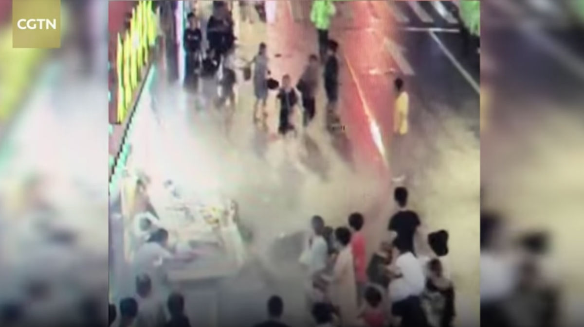 Video: Impactante colapso de un panel publicitario sobre peatones termina en tragedia