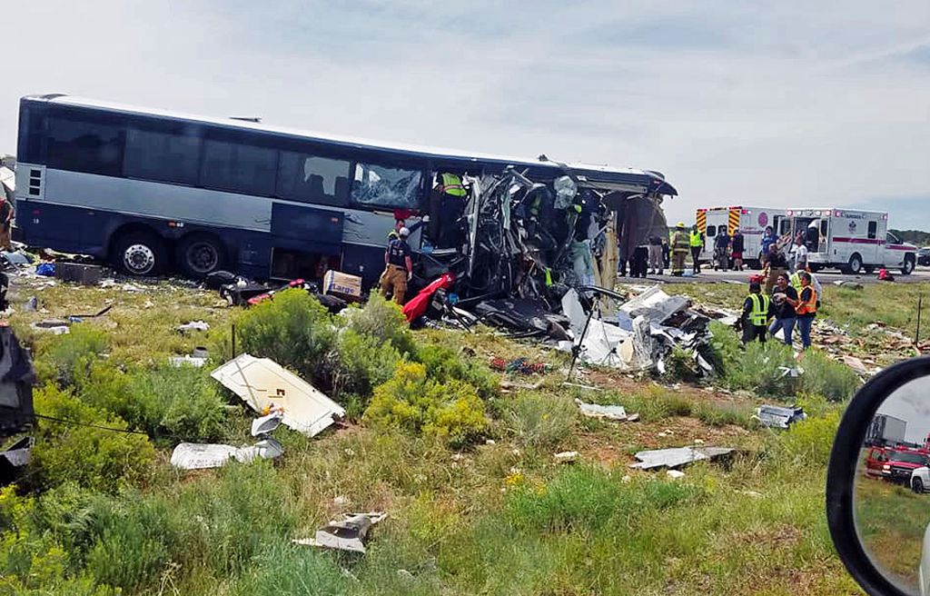 Suman ocho muertos por choque de autobús en Nuevo México