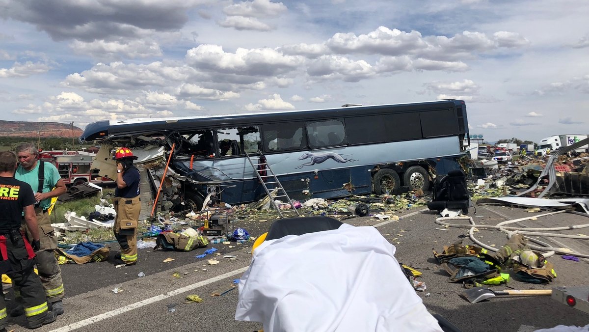 Choque entre autobús y tráiler deja muertos en Nuevo México