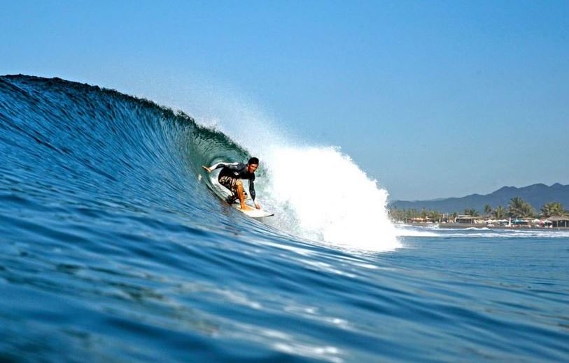 Surfistas en Colima disfrutan de alto oleaje