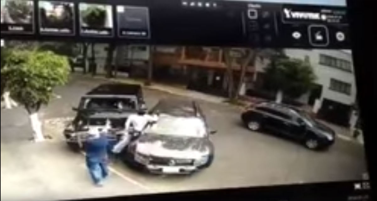 Video: Automovilista atropella a un delincuente y frustra un secuestro en CDMX