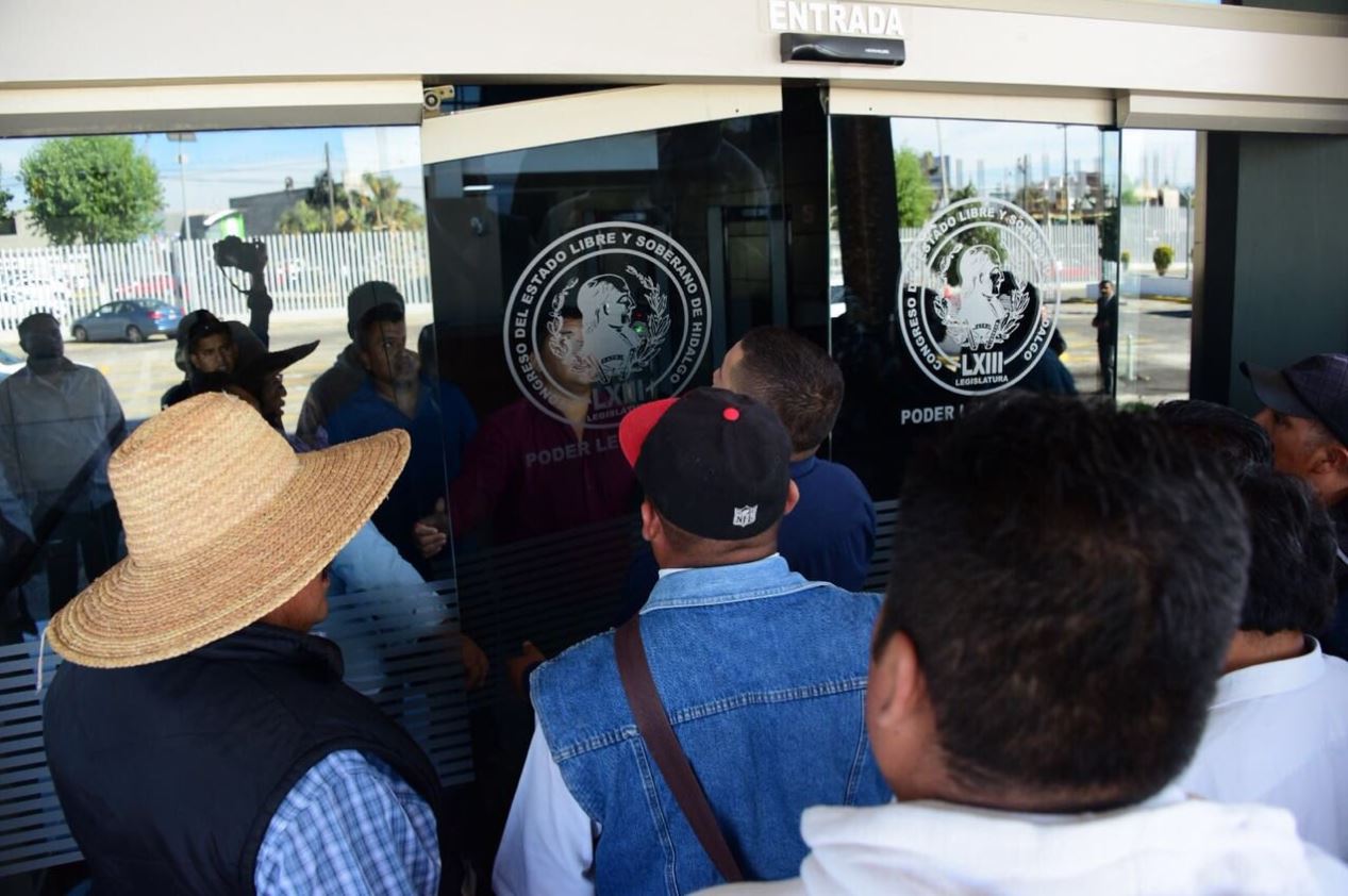 Diputados electos de Morena se enfrentan con policías en Hidalgo; hay seis lesionados