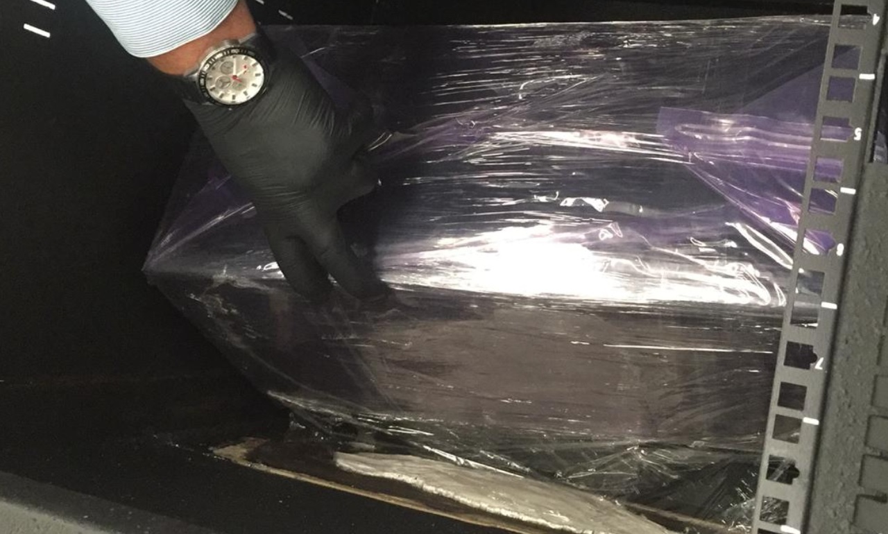 Policía Federal asegura 10 kilos de crystal en el AICM