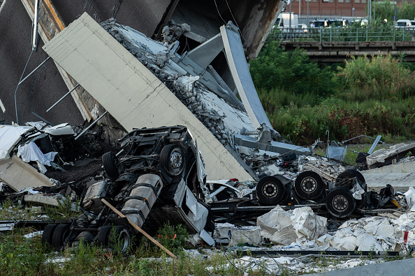 Encuentran más cuerpos de víctimas tras derrumbe de puente en Génova