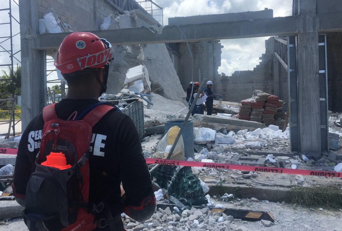 Derrumbe en Puerto Morelos deja al menos un muerto