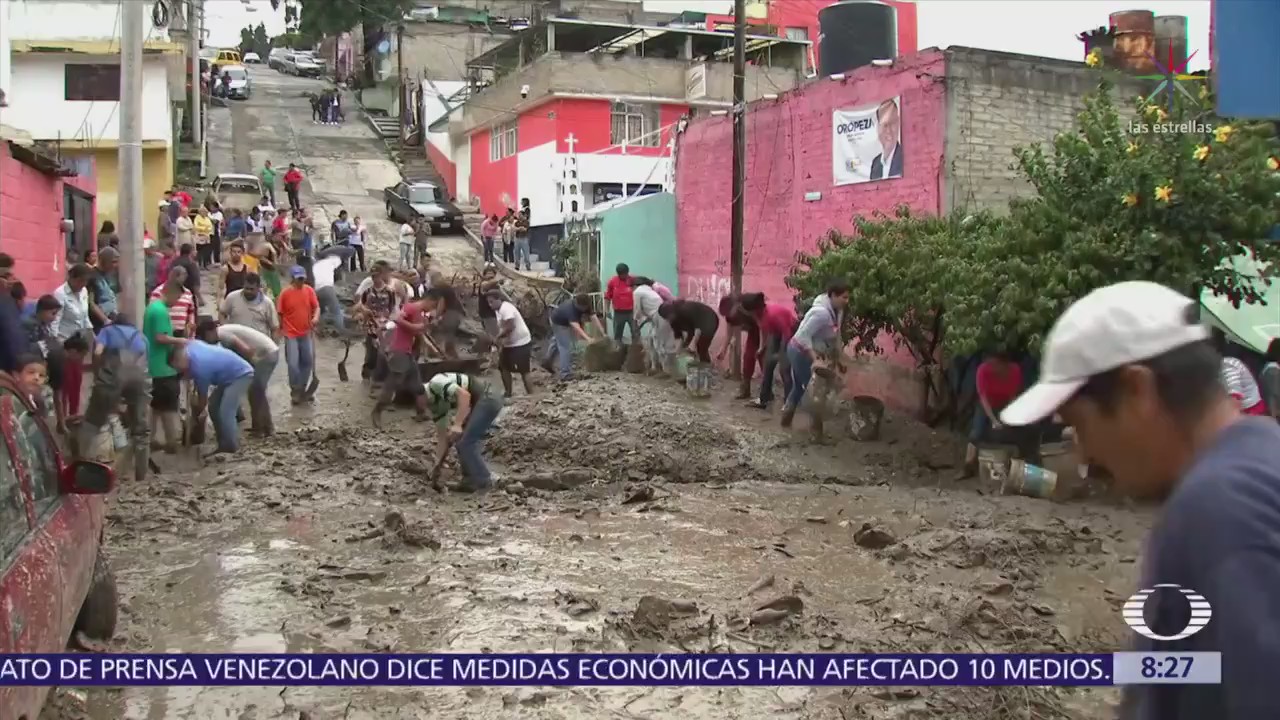 Deslave en Valle Dorado, Naucalpan, arrastra vehículos