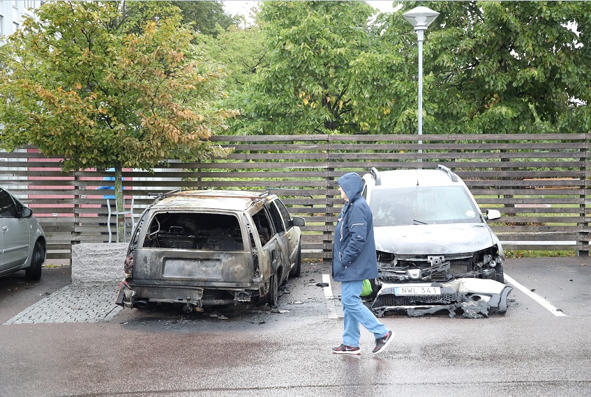 Detienen en Suecia a dos jóvenes por quemar 100 automóviles