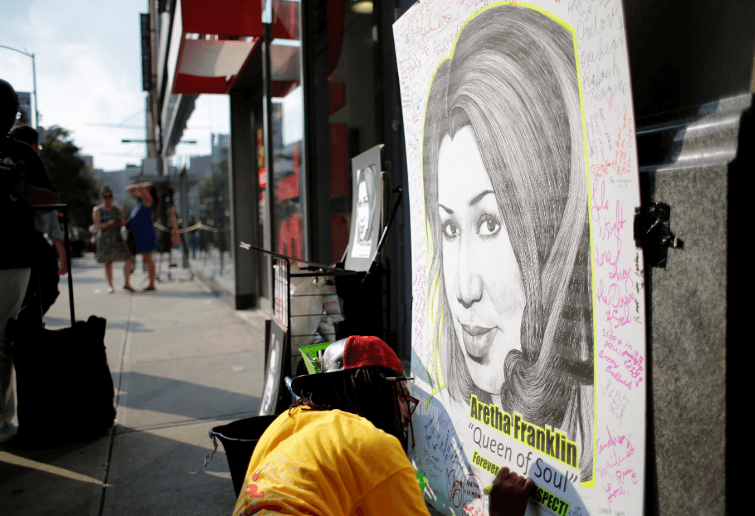 Dibujo de Aretha Franklin afuera del teatro Apollo en Nueva York. (AP) 