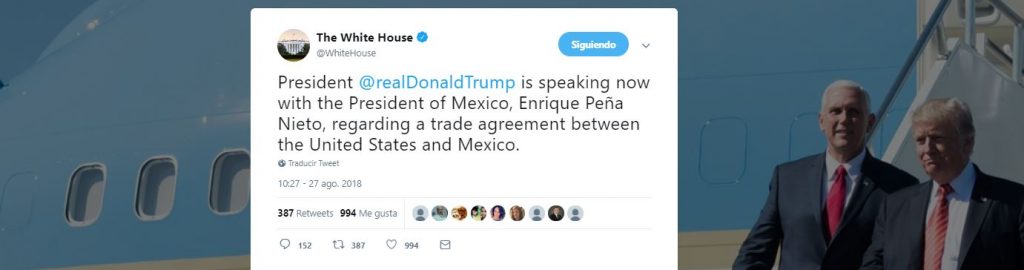 Donald Trump habla con el presidente de México, Enrique Peña Nieto.