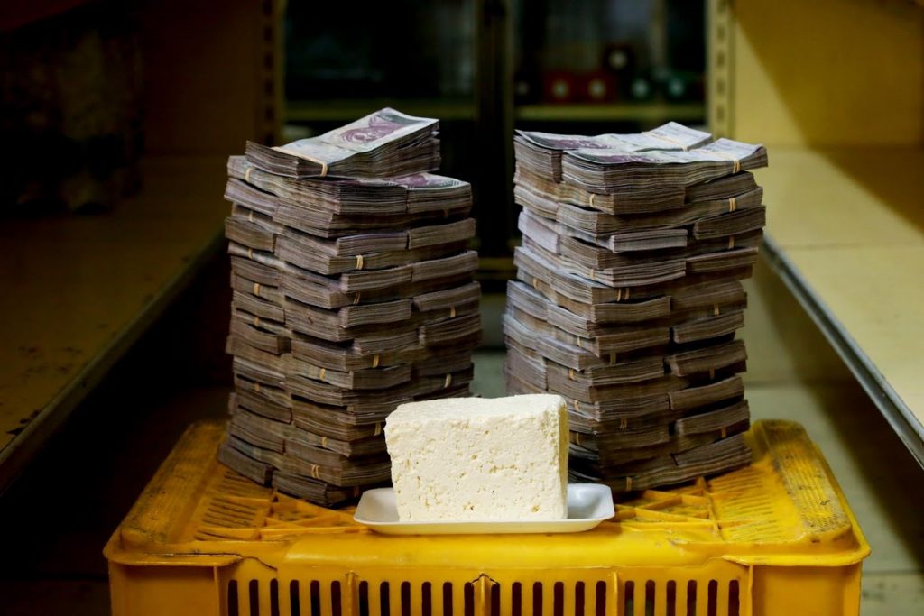 Un kilogramo de queso, que cuesta un equivalente de 1.14 dólares estadounidenses, requiere 7,500 billetes de mil bolívares