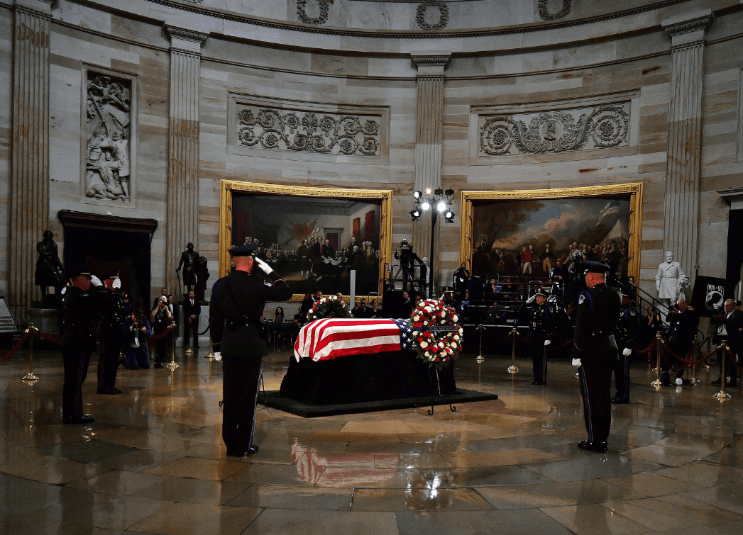 McCain recibe homenaje póstumo en el Capitolio de Washington