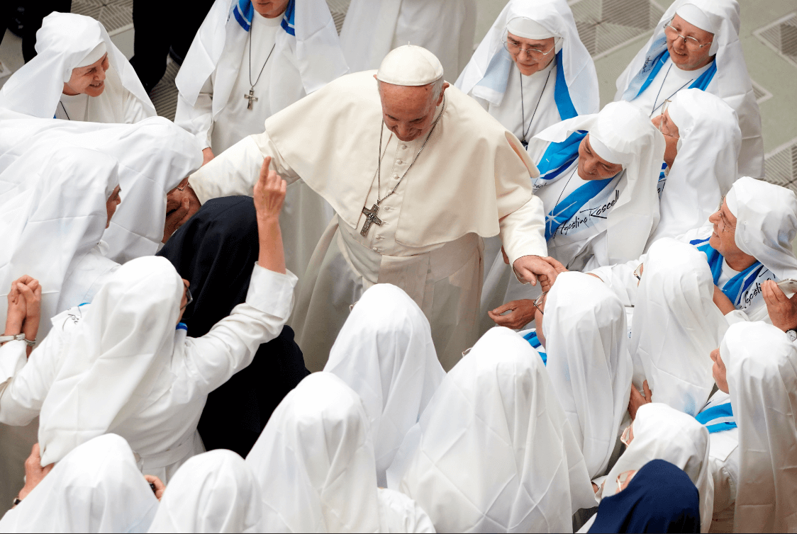 El papa saluda a monjas tras audiencia en la Plaza de San Pedro. (AP) 