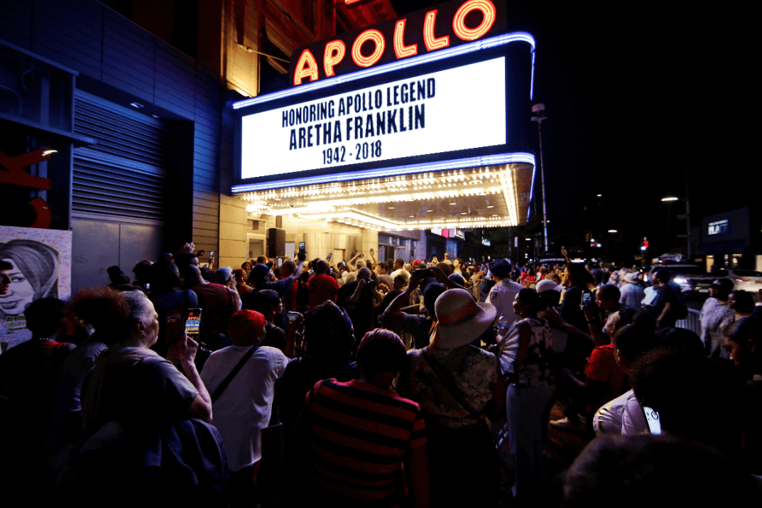 El teatro Apollo, en Nueva York, rinde homenaje a Aretha Franklin. (AP) 