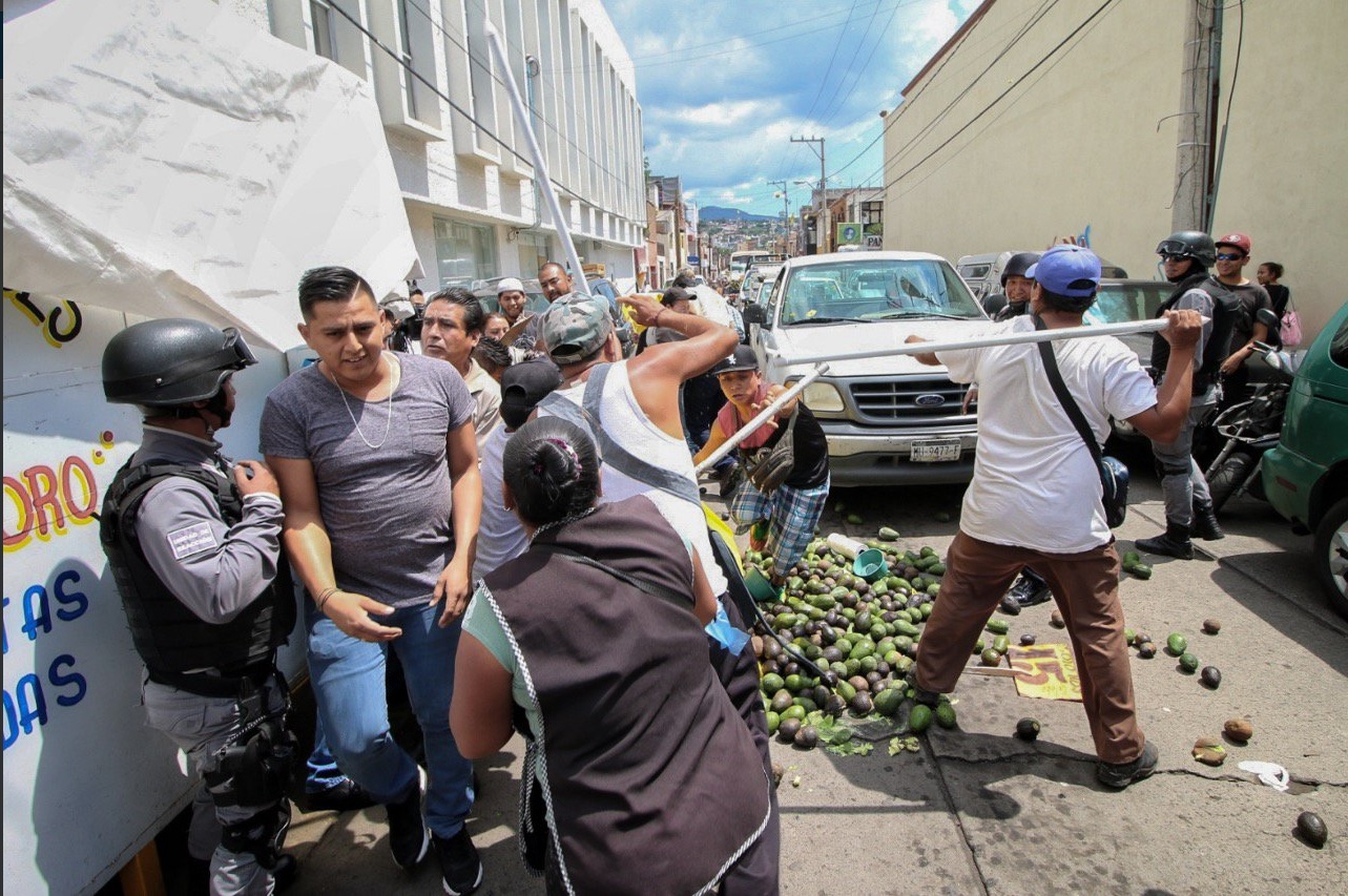 Policías y ambulantes se pelean en mercado de Morelia por desalojo