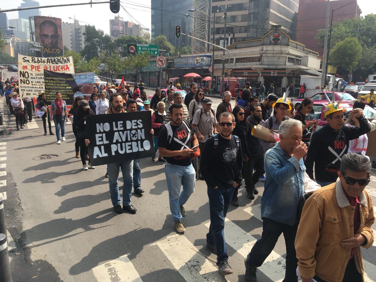 Equipo de AMLO recibe a comisión de manifestantes de Atenco en casa de transición