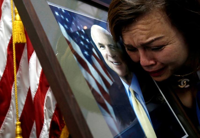 Casa Blanca eleva banderas tras breve tributo a McCain