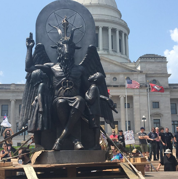 Inauguran estatua satánica como protesta a monumento de los 10 mandamientos