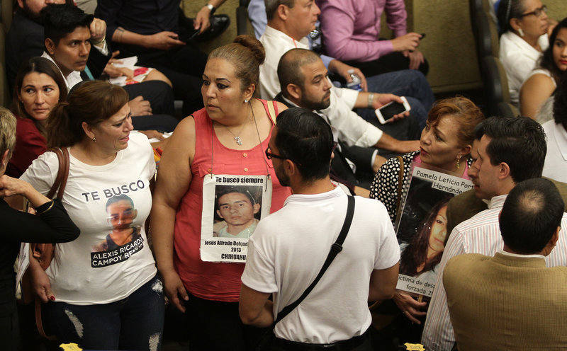 Madre de jóvenes asesinados enfrenta a AMLO durante foro de pacificación en Chihuahua