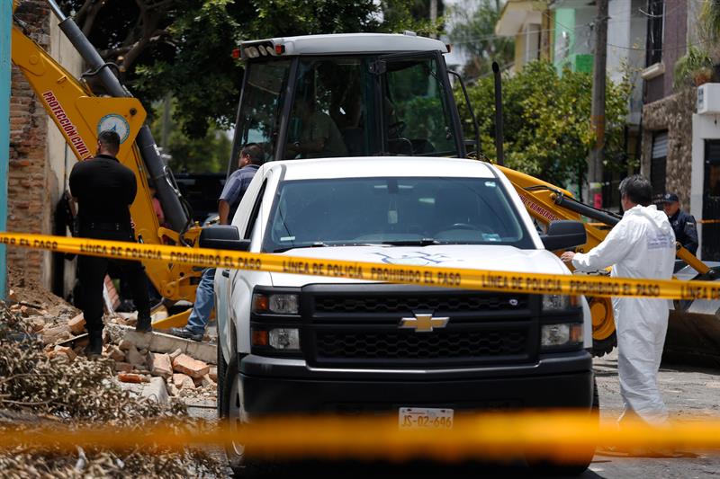 Suman diez cuerpos hallados en una fosa clandestina en Guadalajara