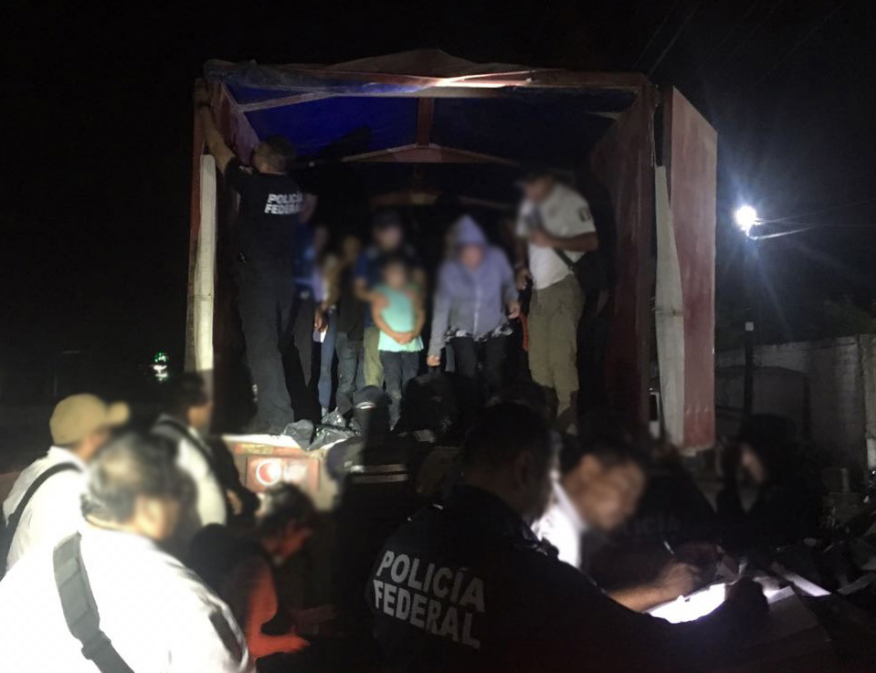 policia federal rescata centroamericanos tabasco trailer