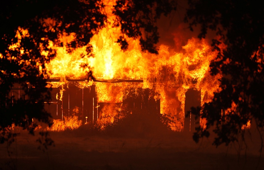 California combate incendios forestales; suman ocho muertos