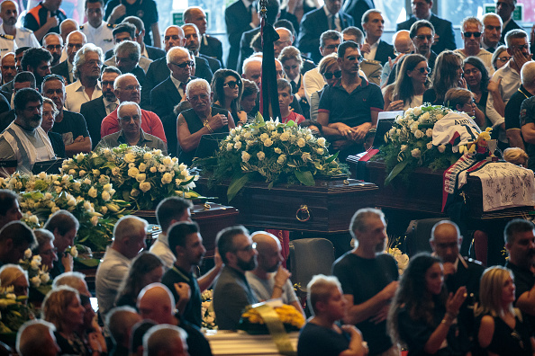 Realizan funeral de 38 víctimas del derrumbe de puente en Génova