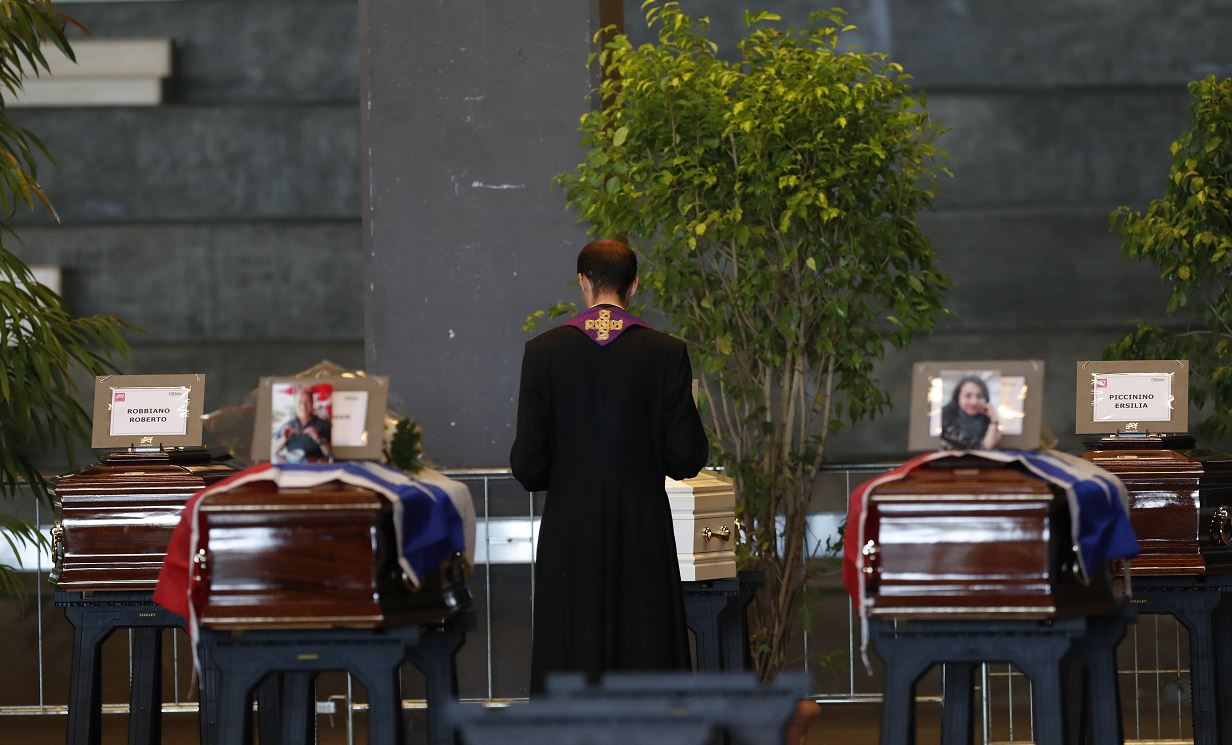 Familiares de muertos en puente de Génova rechazan funeral de Estado