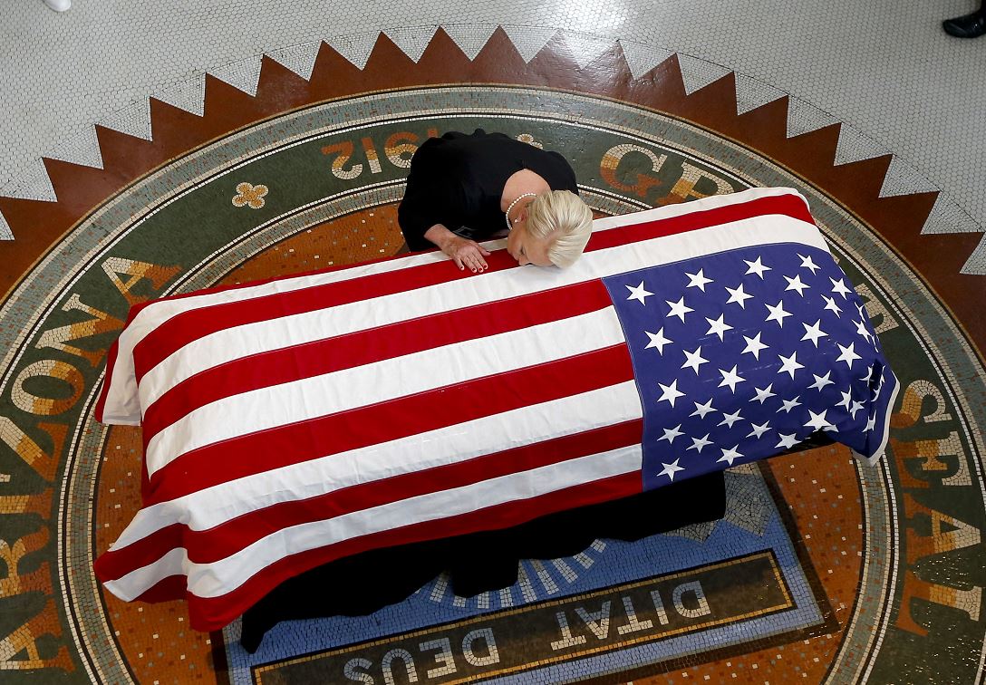 Restos de McCain son honrados en el Capitolio de Arizona