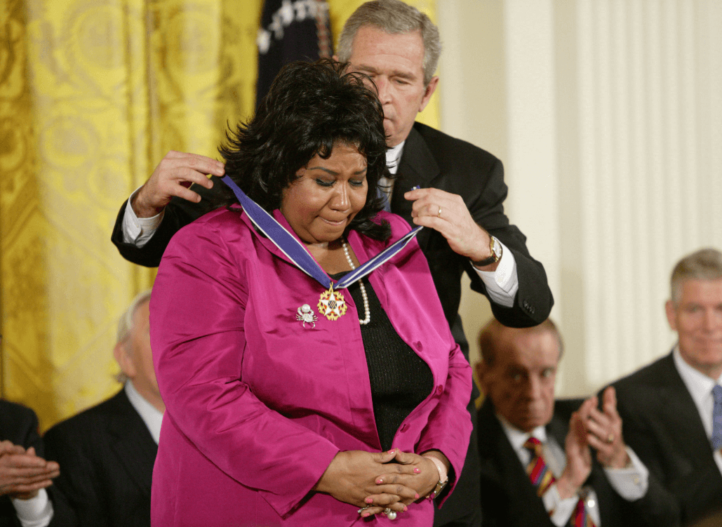 George W. Bush coloca medalla a Aretha Franklin. (Getty Images) 